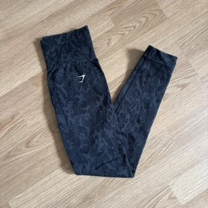Svarta tights Gymshark - Säljer ett par svarta leggings från Gymshark. Hög midja och stretchigt material som sitter tight. Perfekta för träning eller vardag.💕 Storlek XS