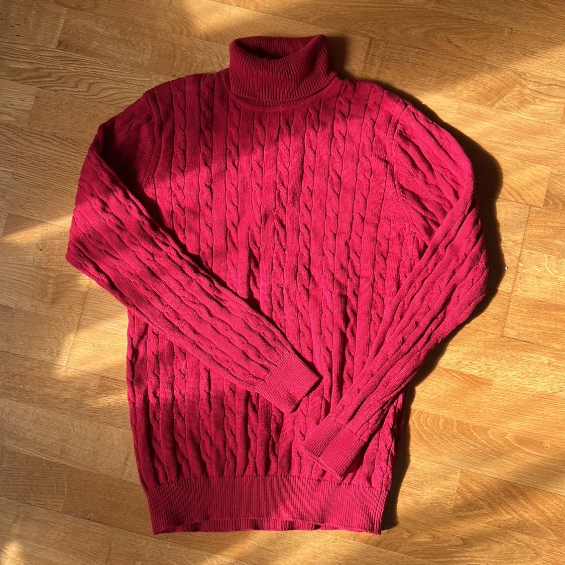 Röd kabelstickad polotröja från John Henric - 2