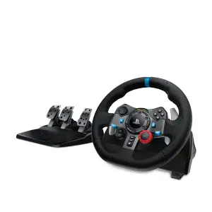 Säljer en svart Logitech ratt och pedalset för PlayStation. Ratten har detaljer i blått och rött, flera knappar och en D-pad. Pedalsetet har tre pedaler i metall och svart plast. Perfekt för racing- och bilspel.