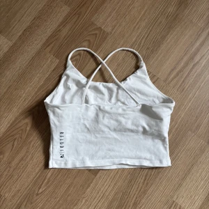Vitt linne Relode - Säljer ett vitt linne från Relode med smala korsade axelband i ryggen. Storlek S. Pris 150kr🤍
