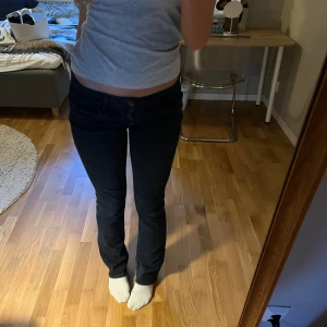Svarta jeans Ltb Valerie - Snygga svarta Lågmidjade jeans från Ltb modellen Valerie 