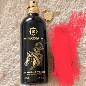 Arabians Tonka från Montale - Upptäck Arabians Tonka från Montale, en lyxig parfym med en rik och exotisk doftprofil. Toppnoter av saffran och bergamott leder till ett hjärta av agarwood och bulgarisk ros. Basen är en varm blandning av tonkaböna, sockerrör, amber och vit mysk. Perfekt för både kvinnor och män som söker en unik och förförisk doft. 100 ml, endast testad.