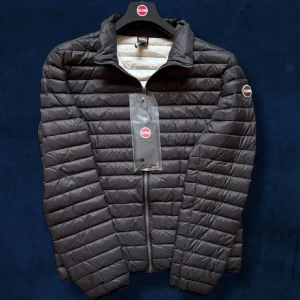 Colmar jacka - Säljer denna helt nya stilrena svart jacka från Colmar i storlek 52 vilka motsvarar M/L. Perfekt inför våren och sommaren med sin lätta och bekväma design. Märkeslogga på ärmen ger en extra touch av stil. Priset är ej hugget i sten. vid minsta fråga eller fundering, tveka inte på att höra av dig🤝