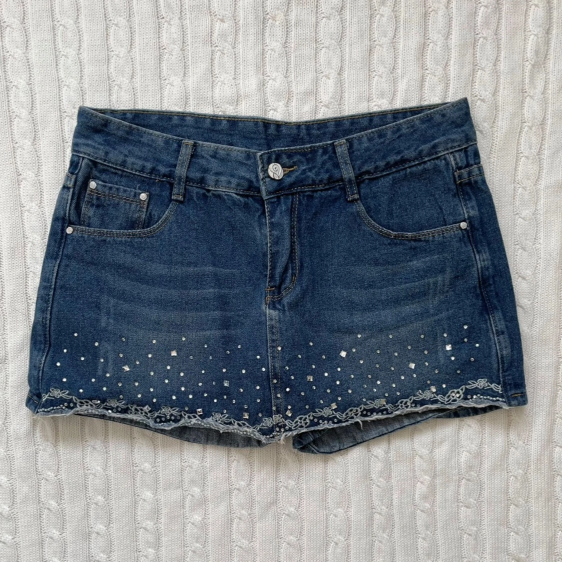 Jeanshorts med pärlor och spetsdetaljer - 2