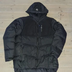 Svart dunjacka från Sail Racing - Säljer en svart dunjacka från Sail Racing i storlek L. Jackan har en skavank vid vänster ficka, men den syns ej, jackan är perfekt för vintern! Kan sänka pris vid snabb affär