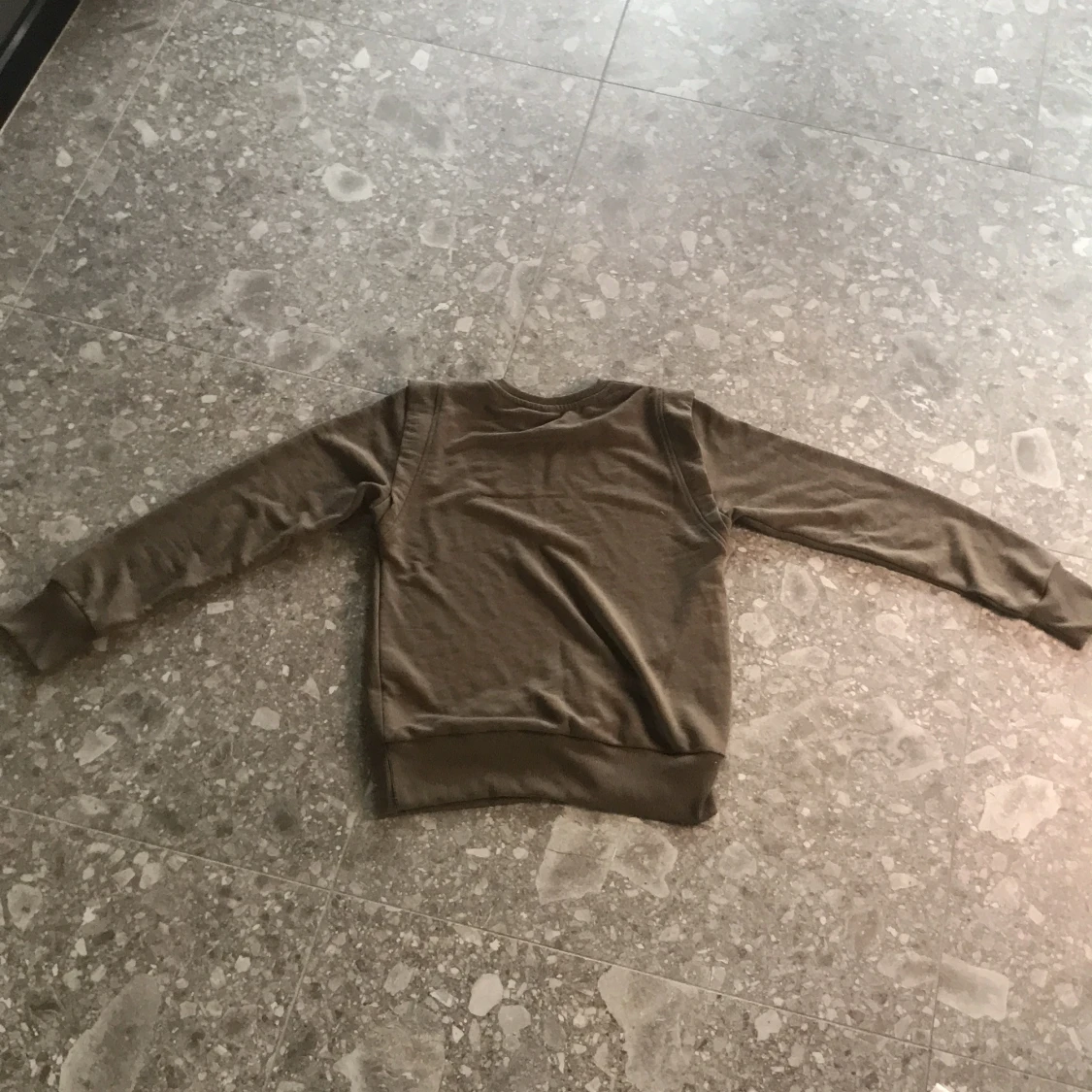 Olivgrön sweatshirt från Name It - 1