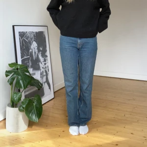 Blå jeans, rak modell - Ett par snygga lågmidjade jeans med en rak passform, väldigt sköna att ha på sig!