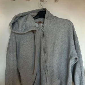 Grå Hoodie - sparsamt använd 