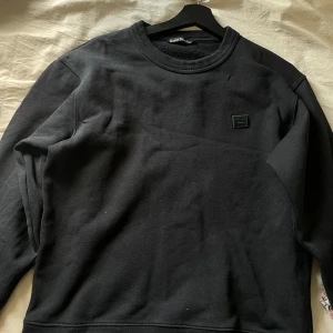 Svart sweatshirt från Acne Studios - Svart sweatshirt från Acne, passar s & m