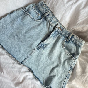Ljusblå pull and bear jeanskjol - Ljusblå pull and bear jeanskjol. Storlek 36. Midjemått: 37cm längd: 33cm. Har ej bilder på❤️
