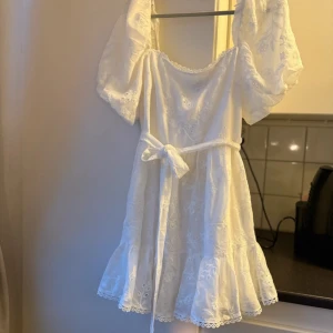 Supersöt studentklänning/sommarklänning - Säljer världens sötaste klänning som är perfekt till studenten!! Köpte för ett tag sedan och har aldrig använt den, så den är i perfekt skick! Storlek 12 och passar en M/L. Den är köpt från Bubbleroom och är helt slutsåld. Om man har en större byst kan den vara för liten!  Nypris: 1 349kr 