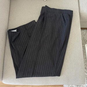 Kostymbyxor  - Kostymbyxor från HM. Nypris 249kr. Köparen står för frakten. Pris kan diskuteras vid snabb affär. 