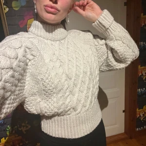 Vit stickad polotröja från H&M - Säljer en chunky vit stickad polotröja från H&M. Jätte skön och mysig! Storlek XS 