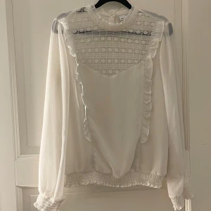 Vit blus - Super fin vit blus köpt förra vintern , strl 36 och är jätte bekväm men har tyvärr blivit för liten💞