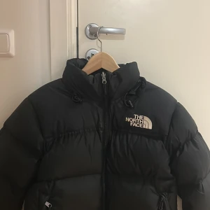 The North Face Puffer Jacket - Använd en vinter. Nypris: 3900kr Strl M, men passar även S