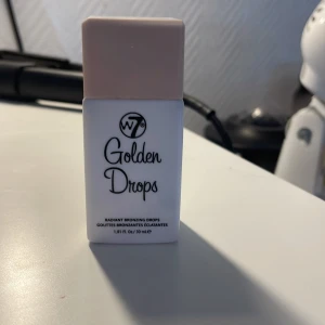 Golden Drops från W7 - Golden Drops från W7 är en flytande bronzer i en smidig flaska med ljusrosa lock. Perfekt för att ge ansiktet en solkysst glöd. Innehåller 30 ml. Har tagit bort lappen bak men det är inget som skadar, använd några få gånger