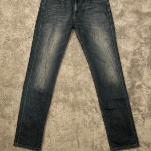 Vintage Levis 511 jeans i tvättad blå - PRISET ÄR FLEXIBELT‼️‼️.Klassiska Levis 511 jeans i blå tvätt. Tapered passform och femficksmodell med dragkedjegylf. Ikonisk Levis-lapp bak i midjan och röd etikett på bakfickan.