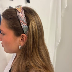 Missoni diadem  - detta är ett av våra missoni diadem med sjukt fina färger perfekt till våren och sommaren, endast 99kr+ frakt💛