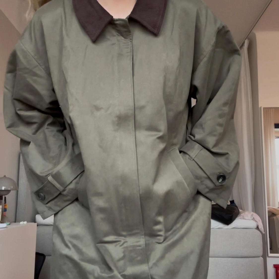 Grön trenchcoat med brun krage - 1