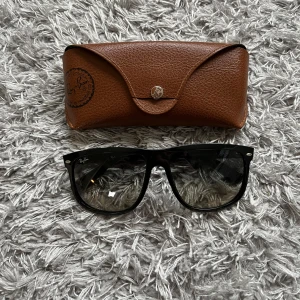 Ray-Ban Boyfriends  - Säljer ett par fräscha RB brillor! | Mycket fint skick finns något litet tecken på användning, mesta dels damm som syns på glaset! | Storlek 60:15. | Kommer med fodral, tyvärr lite skadad som man kan se men fungerar absolut! | Ställ gärna frågor innan du köper! 