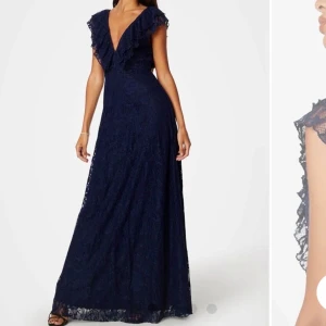 Marinblå långklänning med spets och volang.  - Säljer nu min balklänning då jag endast använde den under balen! I helt nytt skick🩵 pris kan diskuteras 