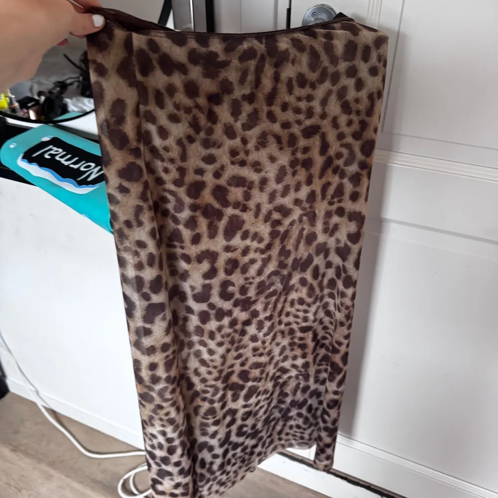 Säljer en snygg leopardmönstrad kjol från Zara i bruna och beige toner. Kjolen har rak passform och är i en mjuk, stretchig syntetblandning. Perfekt för dig som vill sticka ut med ett djurmönster!. Hameet.