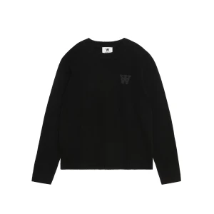 Svart sweatshirt från Wood Wood - Säljer en svart sweatshirt från Wood Wood i storlek XS. Tröjan har rund halsringning och en diskret broderad logga på bröstet. Perfekt för en stilren och enkel look.