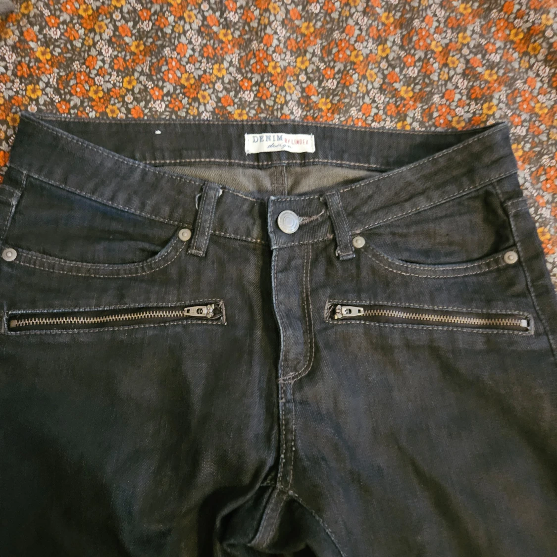 Svarta jeans med dragkedjor