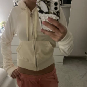 Krämvit hoodie från Juicy Couture - Säljer en krämvit hoodie med dragkedja från juicy couture!! Använd 1 gång
