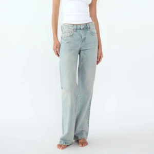 ZARA midwaist jeans - Säljer ett par Zara jeans, modell ”TRF WIDE LEG MED MEDELHÖG MIDJA” De är i en ljusblå färg med långa ben, passar mig som är 175cm. Bara använda någon gång!