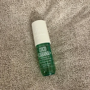Coco Cabana Body Fragrance Mist från Sol de Janeiro - Fräsch body mist i en grön transparent plastflaska med vit kork. Doften heter Coco Cabana och har tropiska, kokosnötsinspirerade toner. Flaskan rymmer 90 ml, den är perfekt för dig som älskar söta och exotiska dofter. Tyvärr gillade inte jag doften och den säljs inte längre i affär 🥥