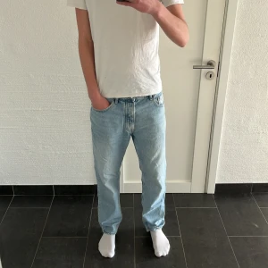 Ljusblå Zara jeans - Säljer ett par ljusblå jeans från Zara med normal passform.                                                                                    Svårt att bestämma storlek eftersom Zara använder egna mått, men skulle gissa 32 i midjan.                                                                                                                   Inga defekter