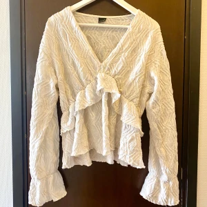 Volang blus - Vit volang blus från Gina Tricot i fint skick!🌸