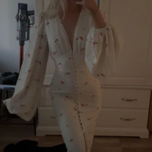 Adoore klänning positano blommönster - Nypris: 1695 kr  Använd vid endast 3 tillfällen!  Storlek 32 men kände själv att den töjde ut sig lite i midjan och vid bysten så skulle kunna klassas som en 32 och en halv, eller 34 jag brukar ha 34 och den passar fint på mig Kontakta om du har frågor🤍  (Jag är 160cm, den passar fint men är åt det längre hållet, men inget som släpar i marken eller så) 🥰💓