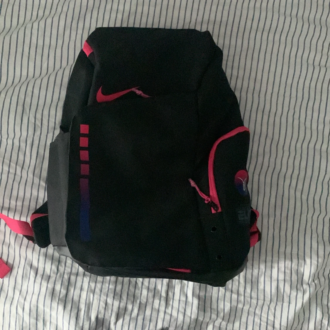 Svart och rosa ryggsäck från Nike