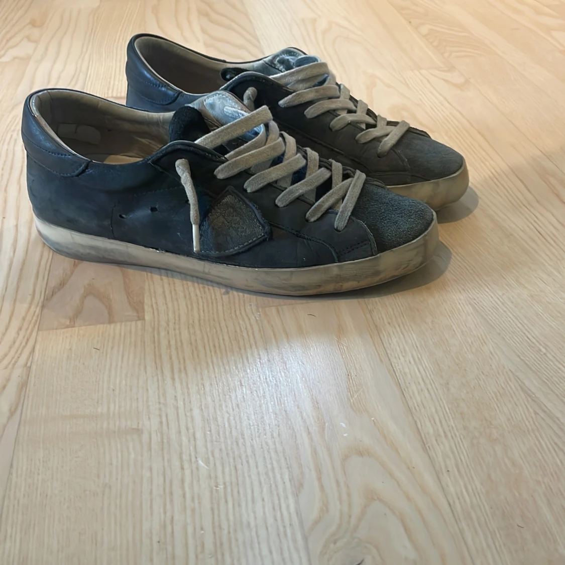 Gråa philpe model skor - 1