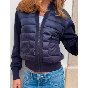 Blå cardigan - Snygg blå pufferjacka med stickade ärmar och två framfickor. Jackan har dragkedja framtill och ribbade muddar vid ärmslut och midja. Perfekt för en trendig vardagslook. Slut i lager! Knappt använd 