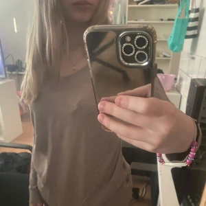 Beige tunn långärmad tröja från H&M - Säljer en tunn och lätt beige långärmad tröja från H&M, andvänd några gånger. Xs