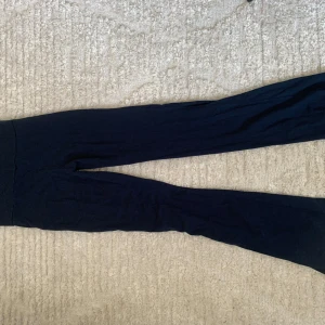Yoga pants - Säljer dessa snygga yoga pants från Gina Young då de inte kommer till användning längre. Använda ett fåtal gånger så finns inga synliga defekter på byxorna. ☀️Storlek 158/164 men passar på mig som brukar ha XS/S. Kontakta om det finns några funderingar.❣️