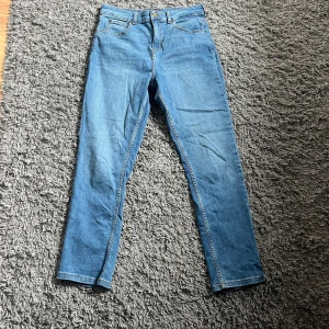 Lee jeans -  Tja säljer dessa jeans från Lee då de inte kommer till någon användning. Jeansen har normal passform och är i perfekt skick. Bara att höra av dig för det minsta lilla, pris kan diskuteras!