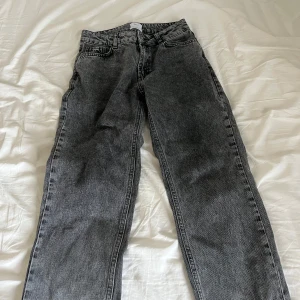 Grå jeans från Grunt - Säljer ett par grå jeans från Grunt med klassisk femficksdesign och raka ben. Jeansen har en normal passform och är tillverkade i ett slitstarkt denimtyg. Perfekta för dig som gillar en enkel och stilren look. Nypris 500kr