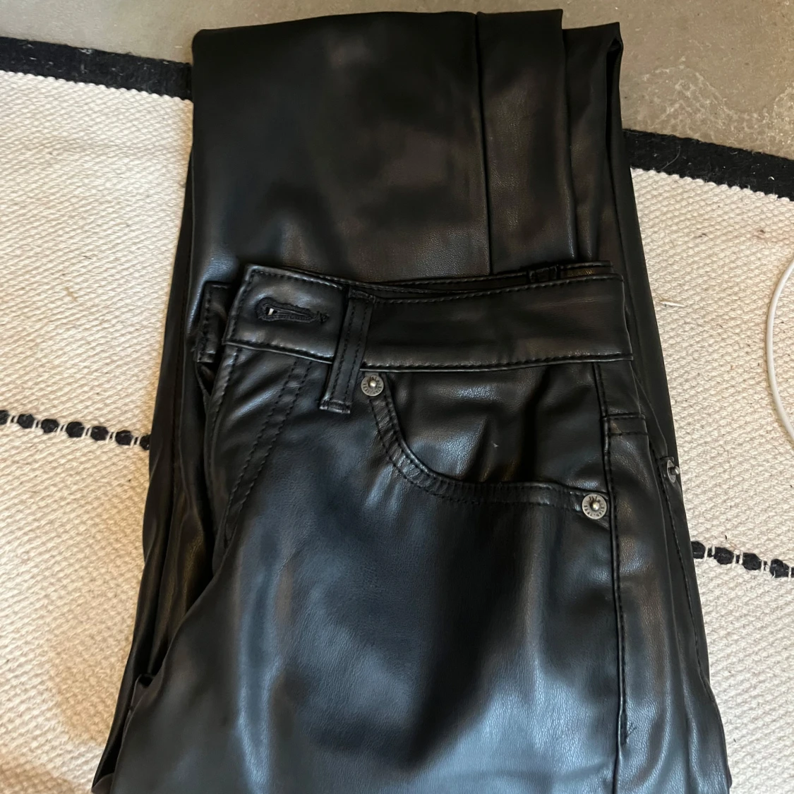 Svarta skinnbyxor  - 3