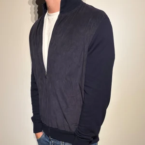 Gran Sasso Cardigan - En väldigt snygg cardigan med mocka från gran sasso i väldigt fint skick! Storlek 54 och sitter som M. Hör av er vid frågor!