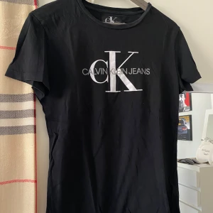 Svart Calvin Klein t-shirt - Säljer denna stilrena Calvin Klein t-shirt då den ej kommit till användning, använd Max 1/2gånger, så är i mycket bra skick💗