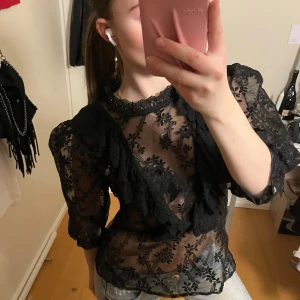 Svart spetsblus från Vila - Säljer nu denna superfina svarta spetsblusen från Vila då den inte kommer till användning tyvärr 😊 står storlek 38 men skulle säga 34🥰
