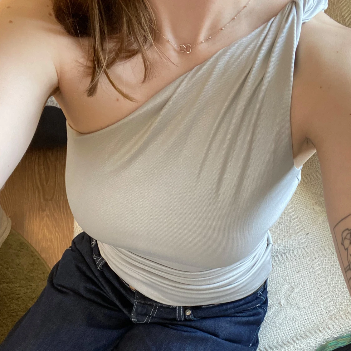 Silverfärgad oneshoulder topp - 2