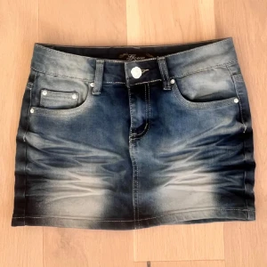  Cool lågmidjad jeanskjol - Cool jeanskjol med blekning. Midjan e 35 cm men den e stretchig för brukar ha typ 40 cm🌸🌸