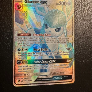 Glaceon GX Pokémonkort - Säljer ett Glaceon GX Pokémonkort med holografisk yta. Kortet har 200 HP och attacker som Frost Bullet och Polar Spear GX. Kortet har en blå och silver design med Glaceon i fokus och är från Sun & Moon-serien.