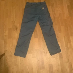 Ljusblå Simple pants från Carthartt strl 29/34 - Byxorna är knappt använda och har inga repor     eller defekter! Byxorna är ganska vida så passar bra för folk som egentligen är någon storlek större än 29 i midjan. 