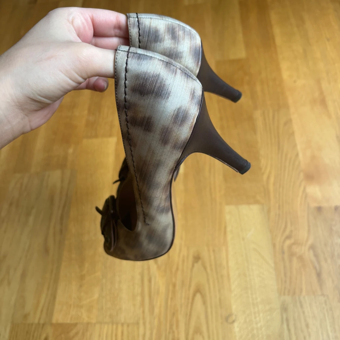 Bruna pumps med mönster och spänne - 1